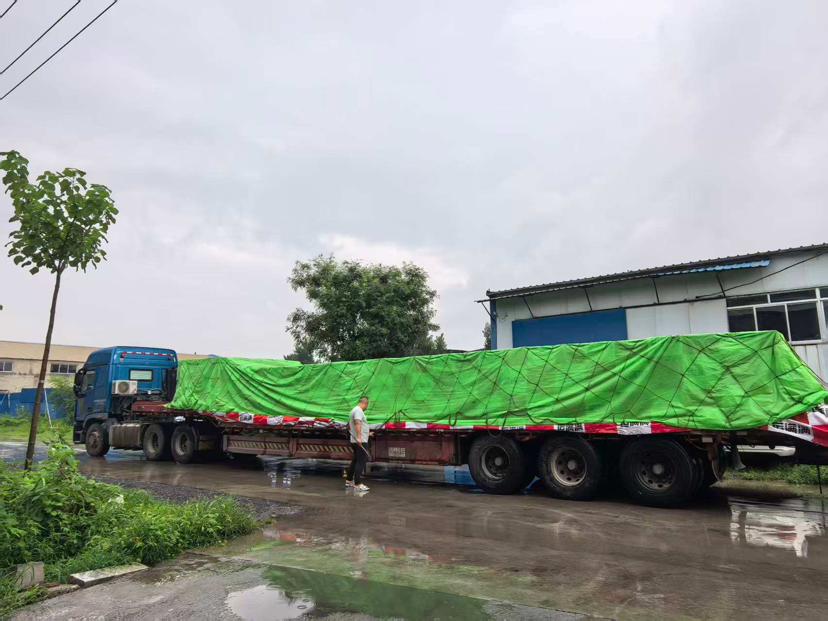 Mengerjakan produksi di tengah hujan, material yang masuk sampai di pabrik dengan lancar